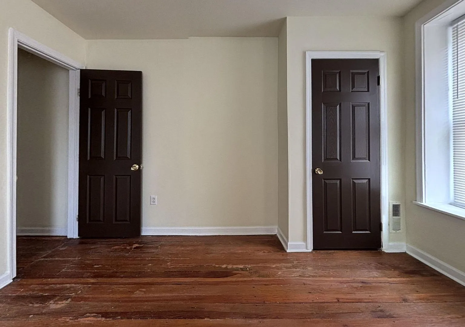 Spacious 4BR Germantown Home with Huge Enclosed Yard — Photo 4