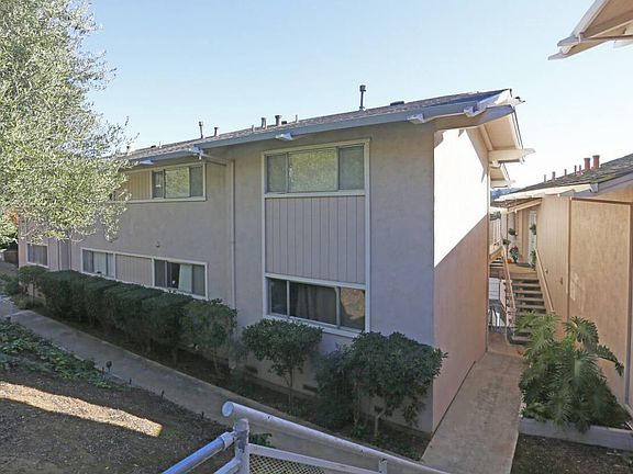 4th image of 909 University Ave