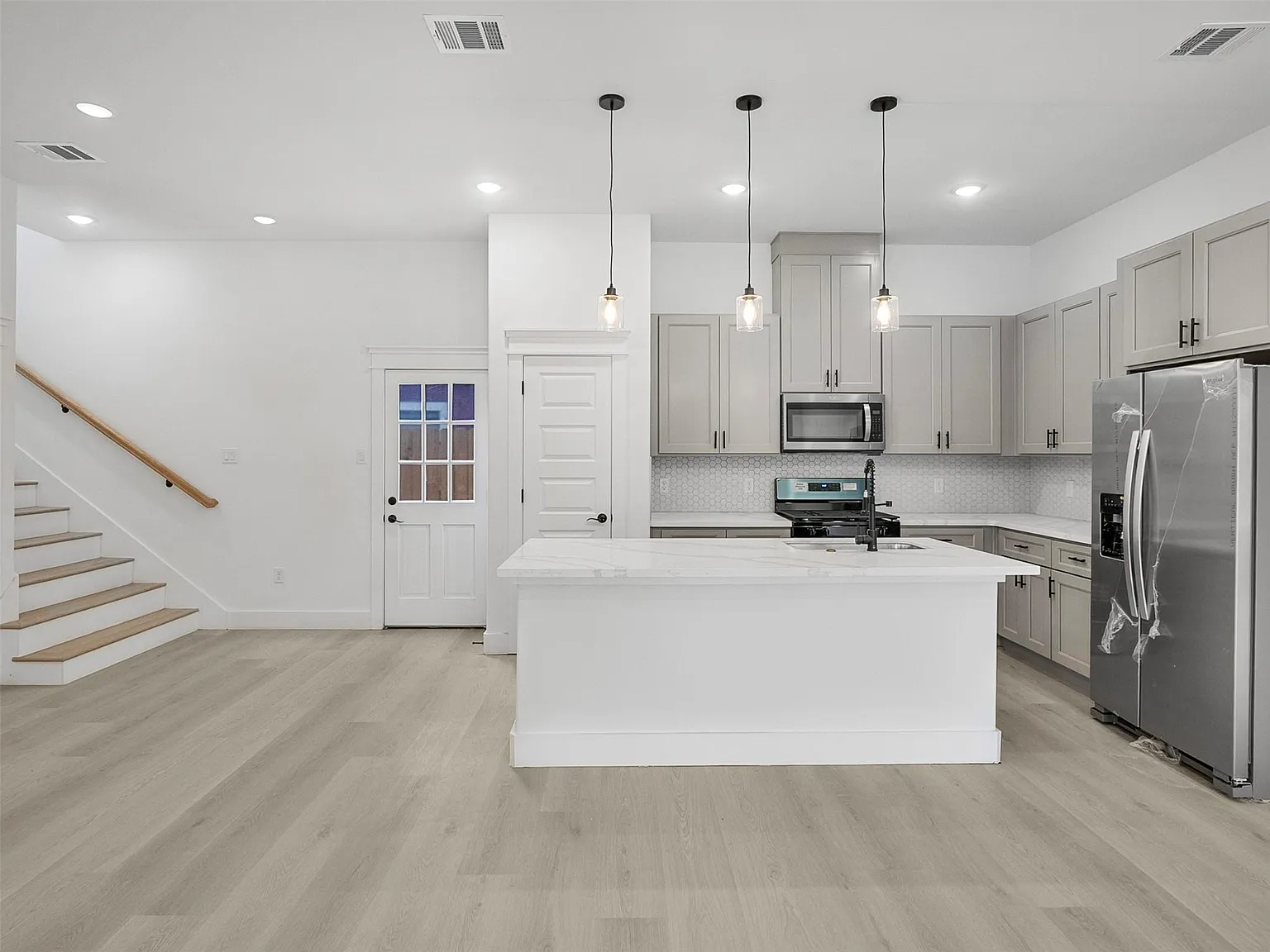 3 bed, 2.5 bath, 1372 sqft, $1,995 — Photo 3