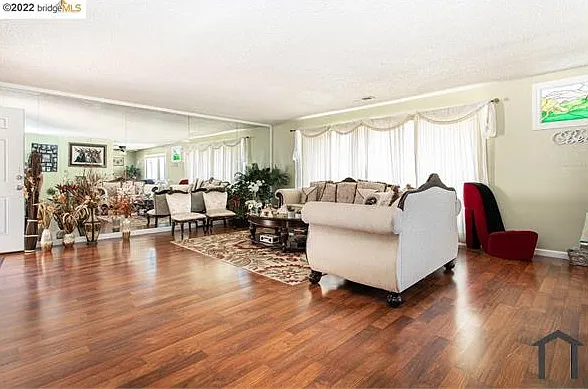 3 bed, 1200 sqft, $3,724 — Photo 3