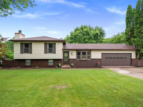 2760 Centerview Rd, Muscatine, IA 52761