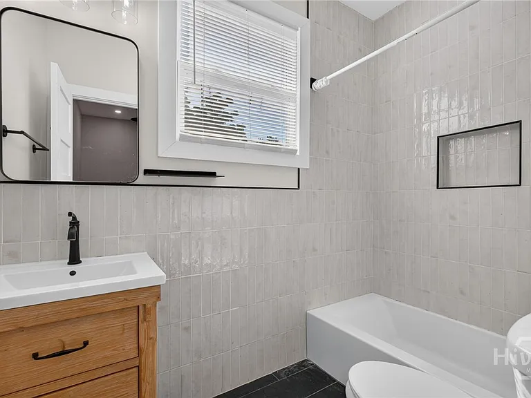 221 W Duffy St #A — Photo 23