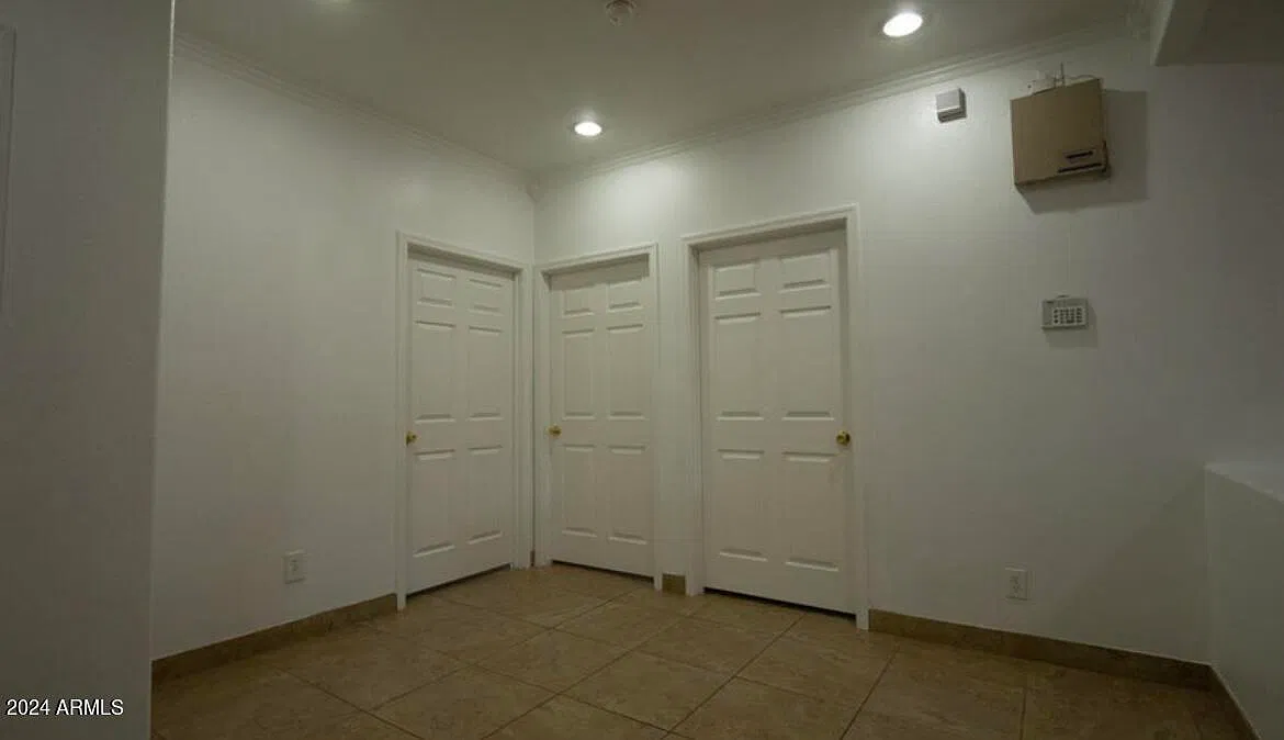 8 bed, 3.0 bath, 2000 sqft, $3,295 — Photo 3