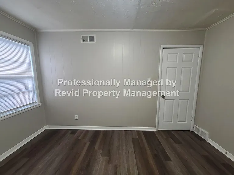 744 Lester St — Photo 16