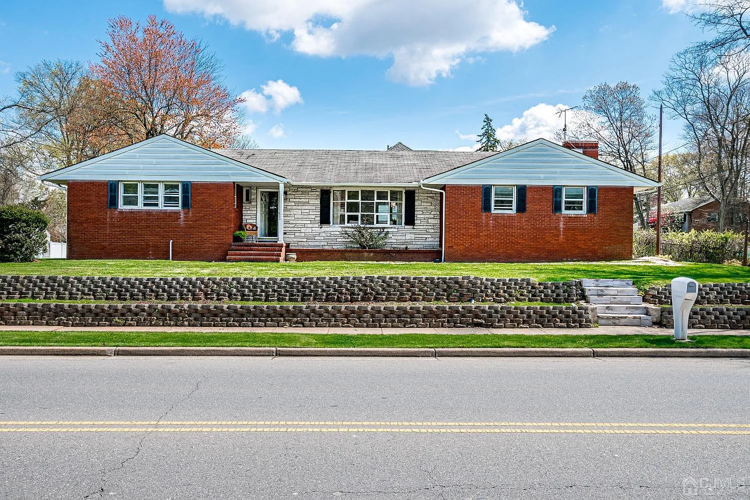 536 Grove Ave photo 1