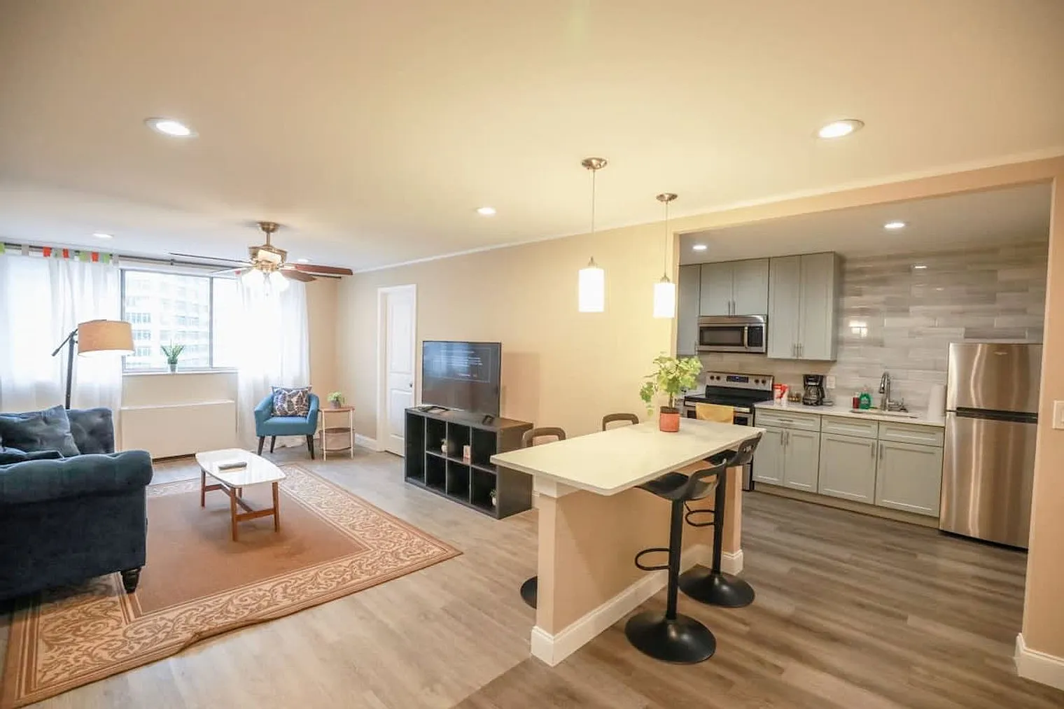 2 bed, 1.0 bath, 796 sqft, $2,709 — Photo 1