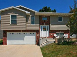 7949 N Westbrook Dr, Dubuque, IA 52002