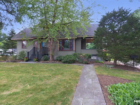 429 Sterling Pl, Ridgewood, NJ 07450