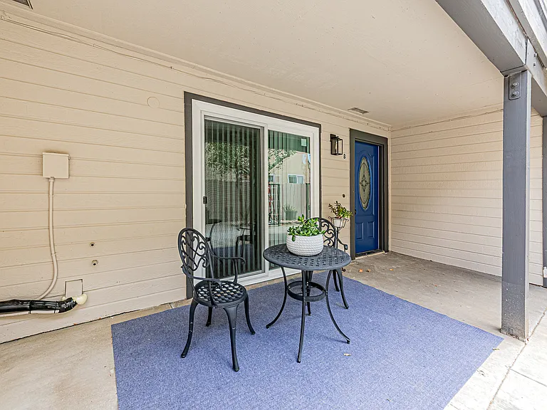 2400 W Commonwealth Ave #B — Photo 2