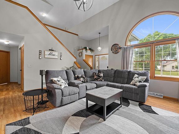 2nd image of 905 E Twin Oaks DRIVE