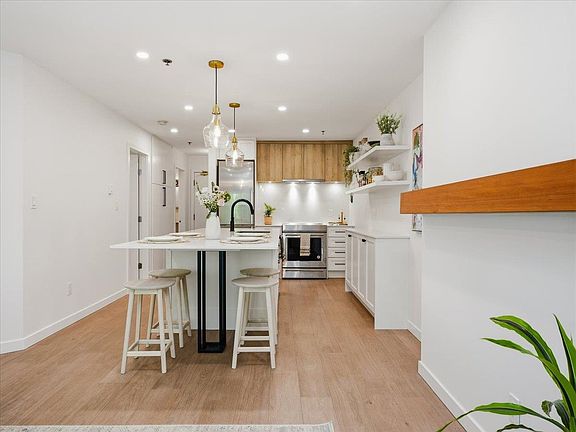 4th image of 1925 W 2nd Ave Unit 207