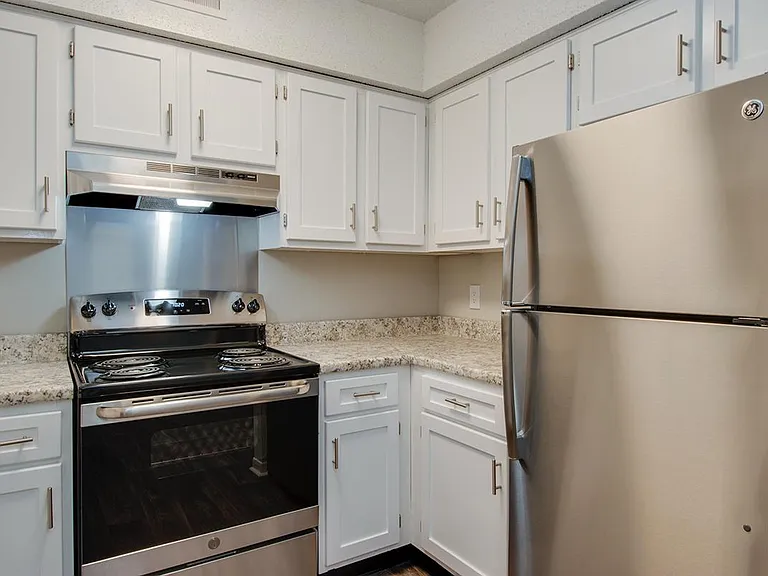 Hillhurst Apartments — Photo 21
