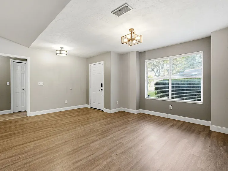 11238 NW 35th Ave — Photo 2