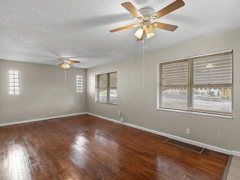 323 Ames Pl — Photo 3