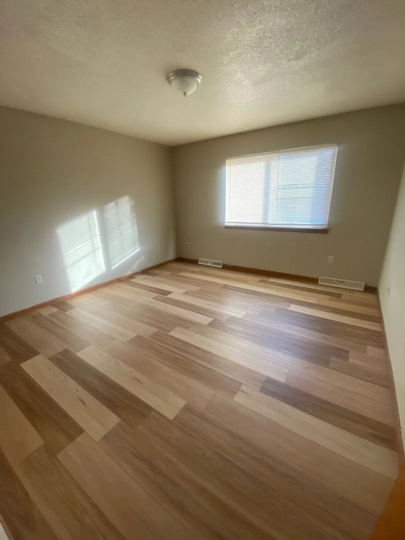 Duplex with Three Large Bedrooms and Two Family Rooms — Photo 4