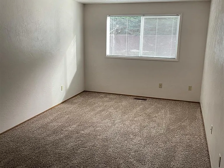 3626B Lorne St SE — Photo 9