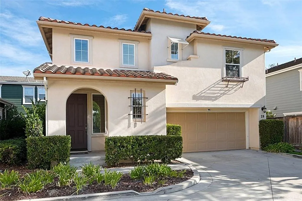 3 bed, 2.5 bath, 1600 sqft, $5,200 — Photo 1