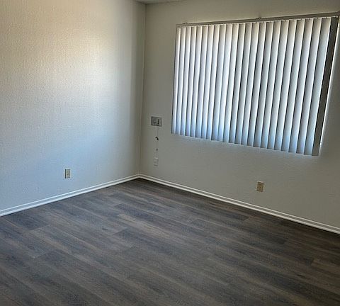 5th image of 1018 W 83rd St APT 204
