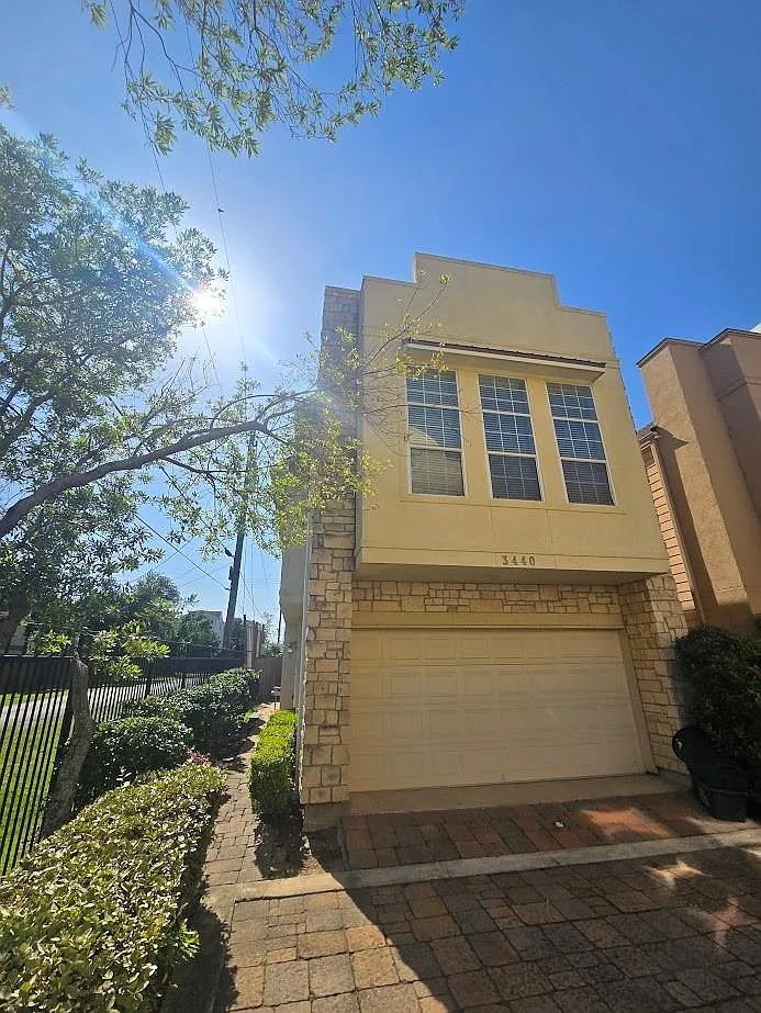 3 bed, 2.0 bath, 1582 sqft, $2,200 — Photo 1