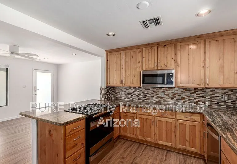 1526 E Griswold Rd — Photo 4