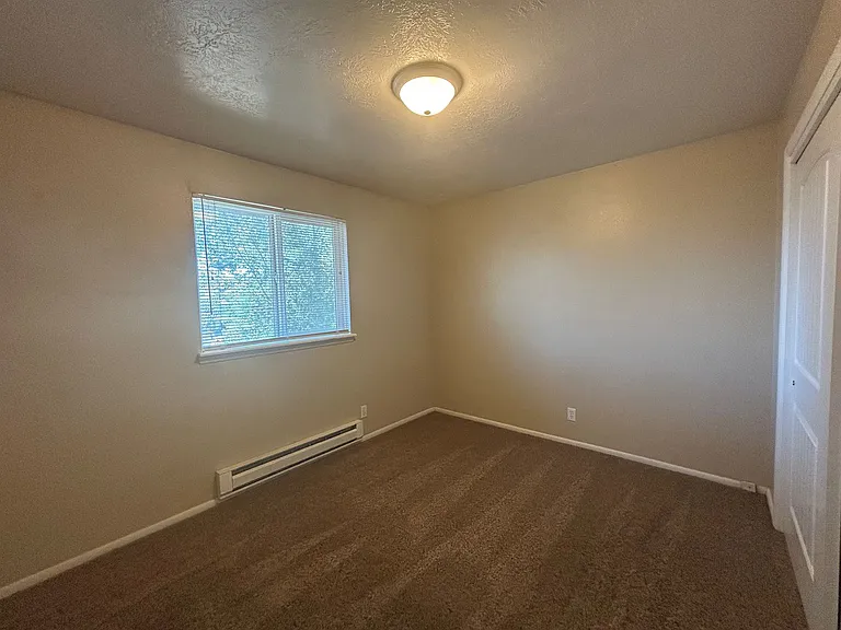 Main 819 S — Photo 47