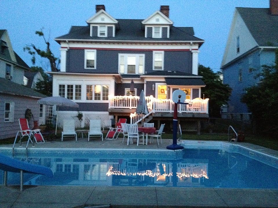 2nd image of 1737 Capouse Ave
