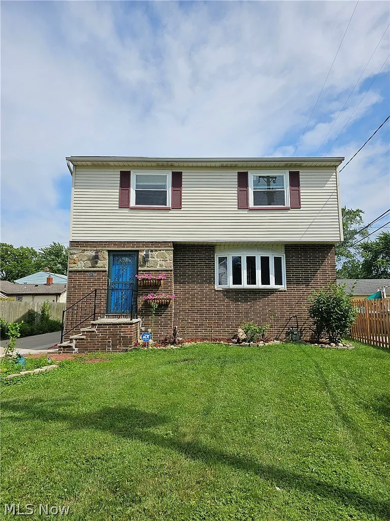4 bed, 2.5 bath, 2660 sqft, $2,600 — Photo 1