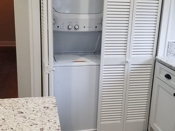 5th image of 527 S Drexel Ave #10