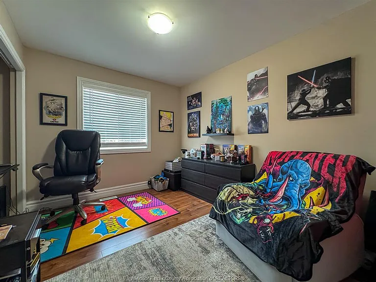 4583 Helsinki Cres — Photo 19