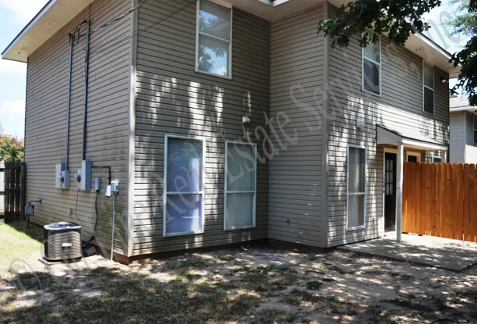 Building Photo - 1206 Oney Hervey Dr #B