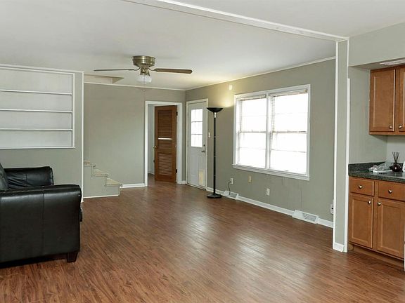 3rd image of 101 Lyndelle Dr