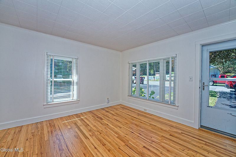 4th image of 34 Cooper Avenue