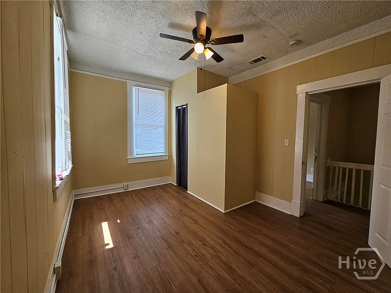 714 W 38th St — Photo 37