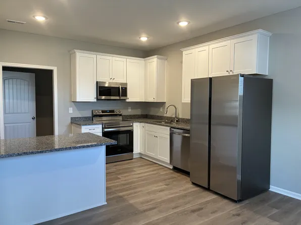902 Pampas Cir #902, Pleasant Hill, MO 64080