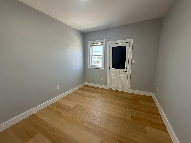 566 Shirley St #5 — Photo 12