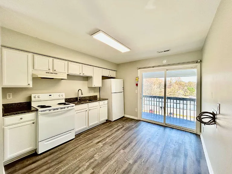 208 Woodcreek Dr #B-8 — Photo 10