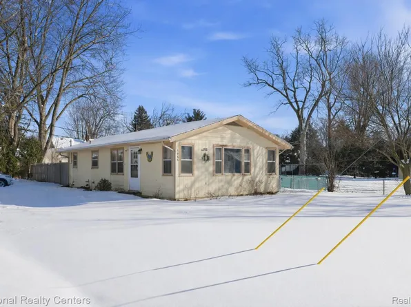 1955 Maddy Ln, Keego Harbor, MI 48320