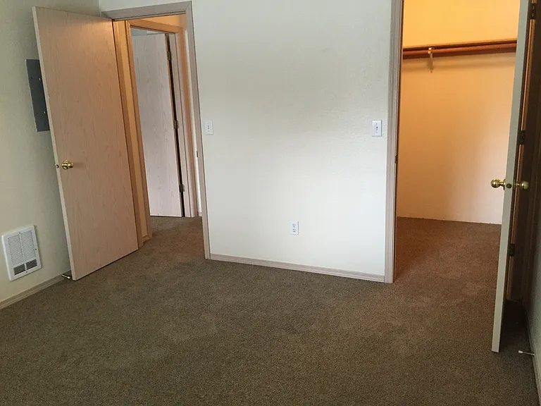 WALLACE PARK APARTMENTS (03) — Photo 16