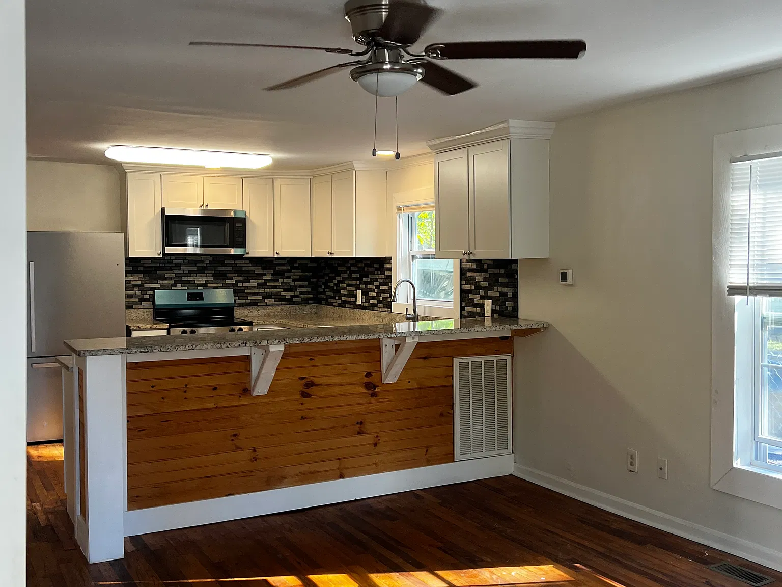2418 Taylor St — Photo 3