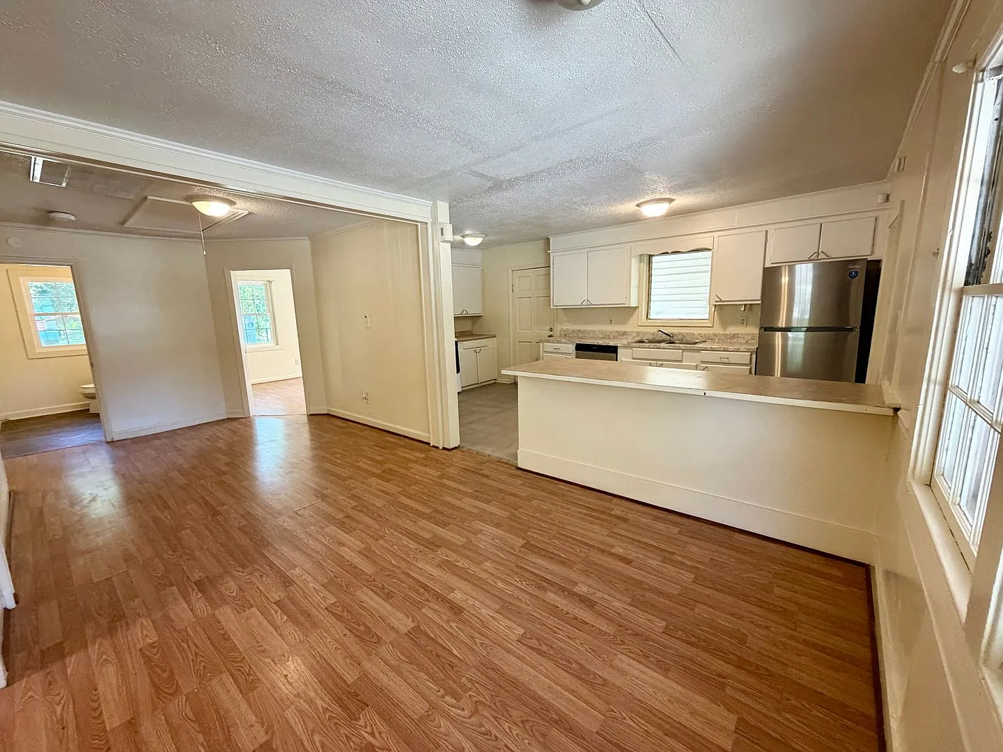 Spacious Home With Large Fenced Yard — Photo 3