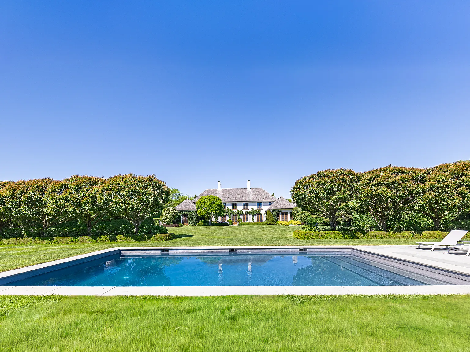 Southampton Village 6 Bedroom House on Large Parcel — Photo 4