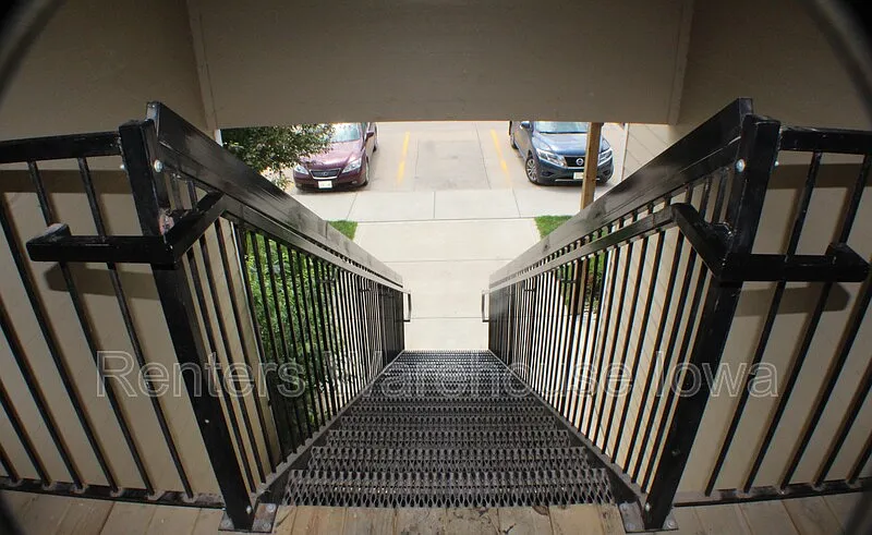 Building Photo - 2000 Meadow Ct #212