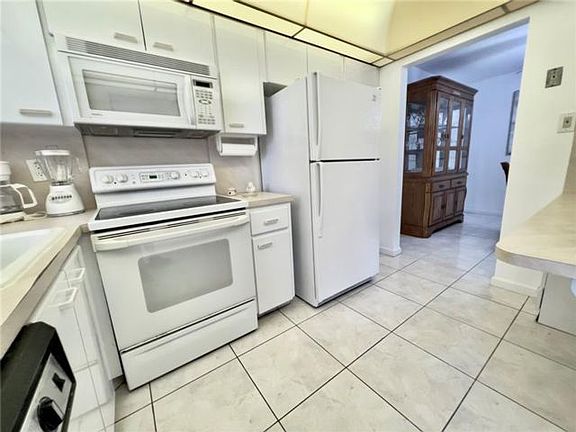 4th image of 501 Blue Heron Dr #1121A