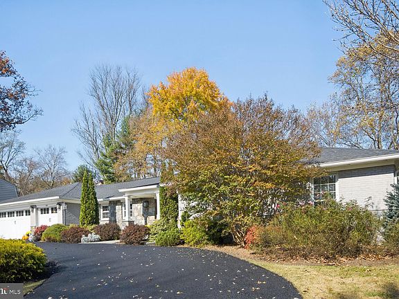 5th image of 9101 Cherbourg Dr