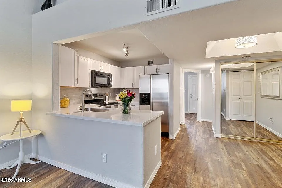 2 bed, 2.0 bath, 937 sqft, $1,950 — Photo 2