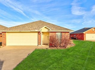 4504 Applegate Dr, Moore, OK 73160