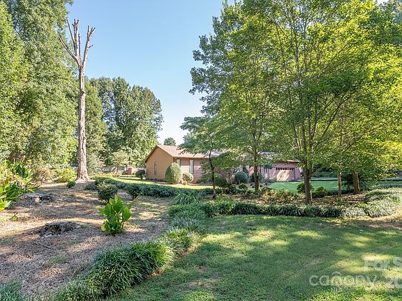 3rd image of 312 Saddlewood Dr