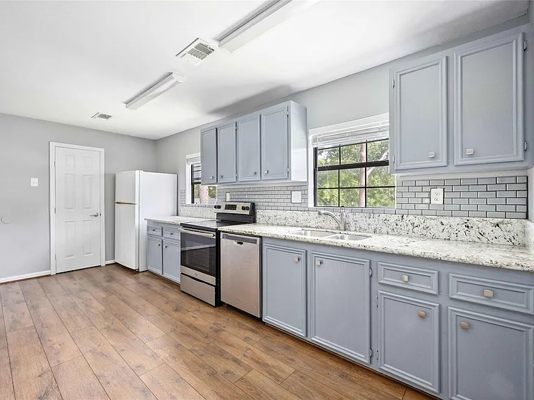 2119 N Austin Ave #C — Photo 10