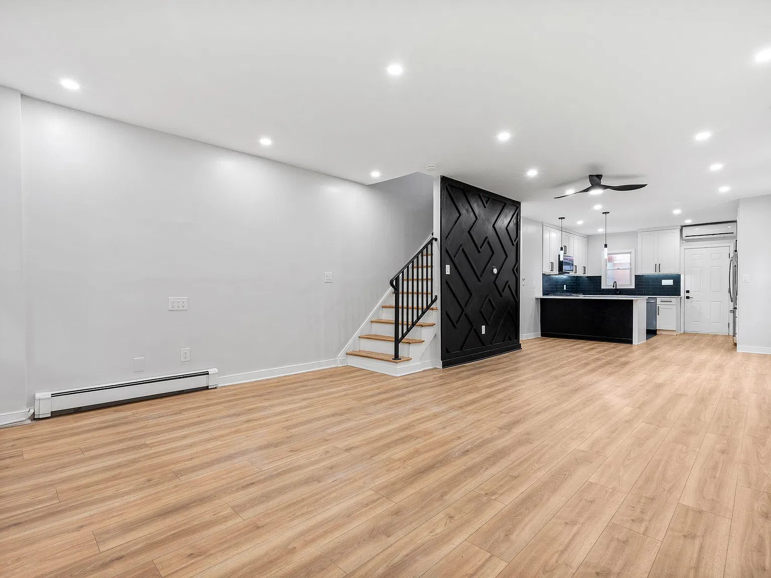 3 bed, 2.0 bath, 1360 sqft, $3,900 — Photo 1