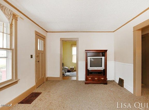 5th image of 2042 Plainfield Ave NE